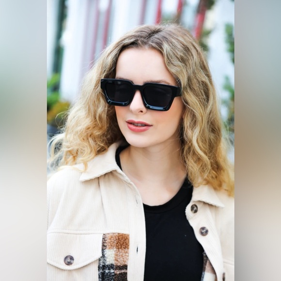 Black Thick Frame Rectangle Sunglasses - Picture 4 of 7